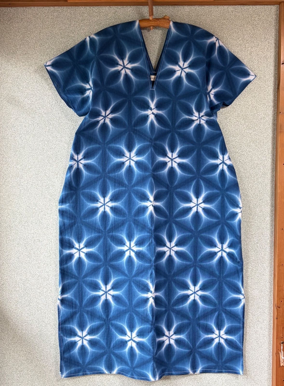 s337 【sato】 藍染 雪花絞り の ロングワンピース 新品 染めたて 浴衣 のような気分でどうぞ！ 手ぬぐい生地なので快適 フリーサイズ 貫頭衣 四角衣 ソウソウ がお好きな方にも 有松鳴海絞り 半袖 ノースリーブ 夏 綿 綿100% コットン 花柄