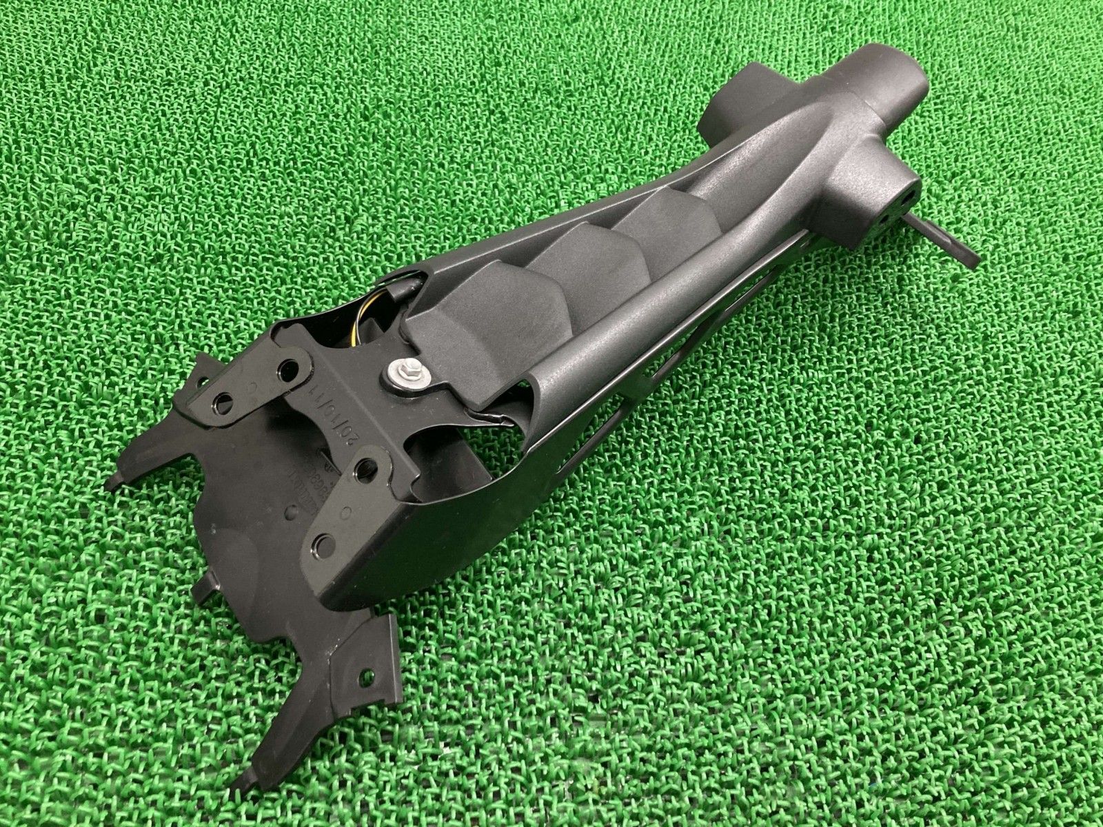 スピードトリプル1050 リアフェンダー 2306982 トライアンフ(TRIUMPH) 純正 中古 Xb スピードトリプル1050 リアフェンダー 2306982 トライアンフ(TRIUMPH) 純正 中古 Xb
