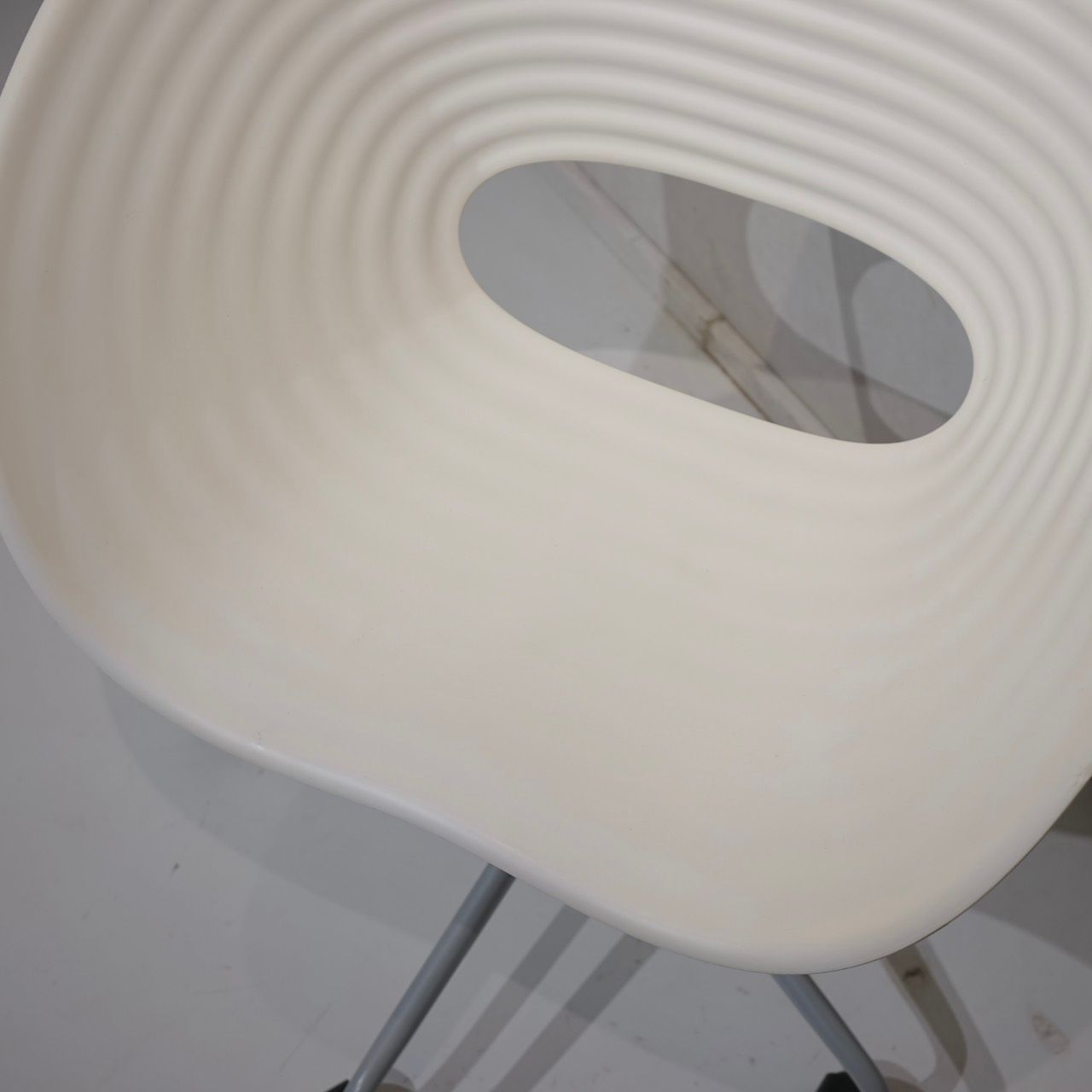 Vitra ヴィトラ Tom Roll トムロール デスクチェア ワークチェア キャスターチェア 椅子 チェア 樹脂座面 ホワイト モダン 北欧 ミニマル Vitra ヴィトラ Tom Roll トムロール デスクチェア ワークチェア キャスターチェア 椅子 チェア 樹脂座面 ホワイト モダン 北欧 ミニマル