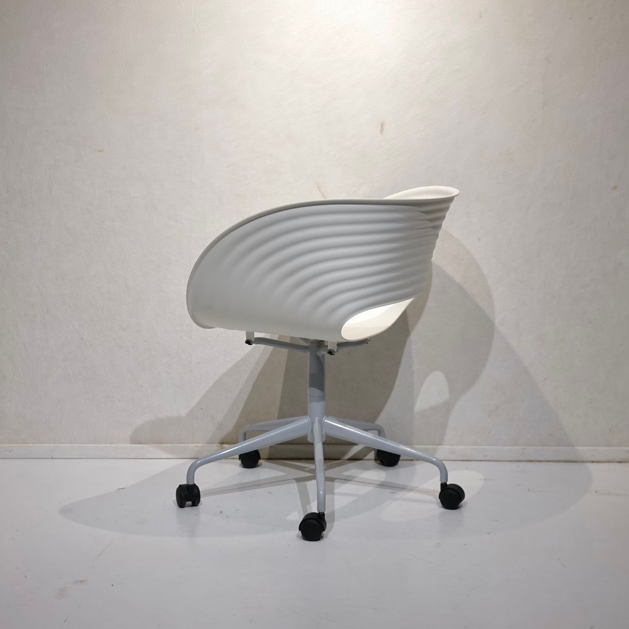 Vitra ヴィトラ Tom Roll トムロール デスクチェア ワークチェア キャスターチェア 椅子 チェア 樹脂座面 ホワイト モダン 北欧 ミニマル Vitra ヴィトラ Tom Roll トムロール デスクチェア ワークチェア キャスターチェア 椅子 チェア 樹脂座面 ホワイト モダン 北欧 ミニマル