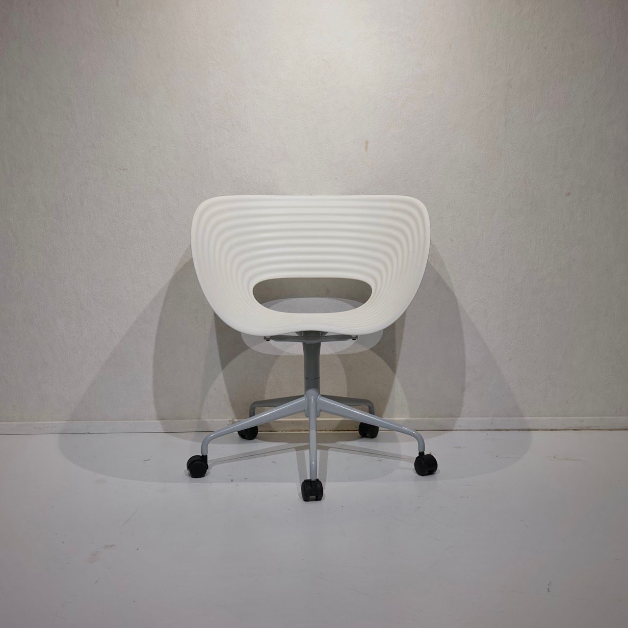 Vitra ヴィトラ Tom Roll トムロール デスクチェア ワークチェア キャスターチェア 椅子 チェア 樹脂座面 ホワイト モダン 北欧 ミニマル Vitra ヴィトラ Tom Roll トムロール デスクチェア ワークチェア キャスターチェア 椅子 チェア 樹脂座面 ホワイト モダン 北欧 ミニマル