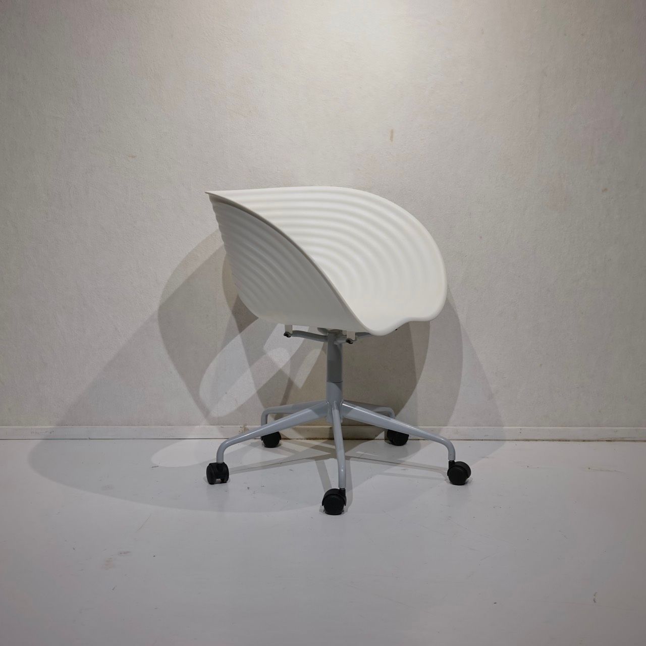 Vitra ヴィトラ Tom Roll トムロール デスクチェア ワークチェア キャスターチェア 椅子 チェア 樹脂座面 ホワイト モダン 北欧 ミニマル Vitra ヴィトラ Tom Roll トムロール デスクチェア ワークチェア キャスターチェア 椅子 チェア 樹脂座面 ホワイト モダン 北欧 ミニマル