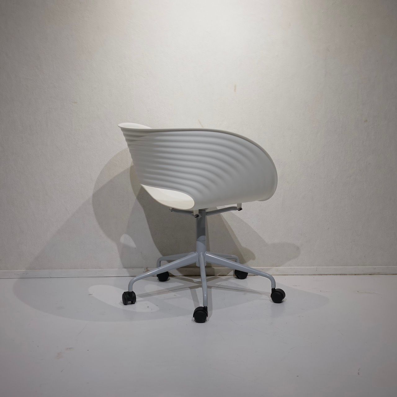 Vitra ヴィトラ Tom Roll トムロール デスクチェア ワークチェア キャスターチェア 椅子 チェア 樹脂座面 ホワイト モダン 北欧 ミニマル Vitra ヴィトラ Tom Roll トムロール デスクチェア ワークチェア キャスターチェア 椅子 チェア 樹脂座面 ホワイト モダン 北欧 ミニマル