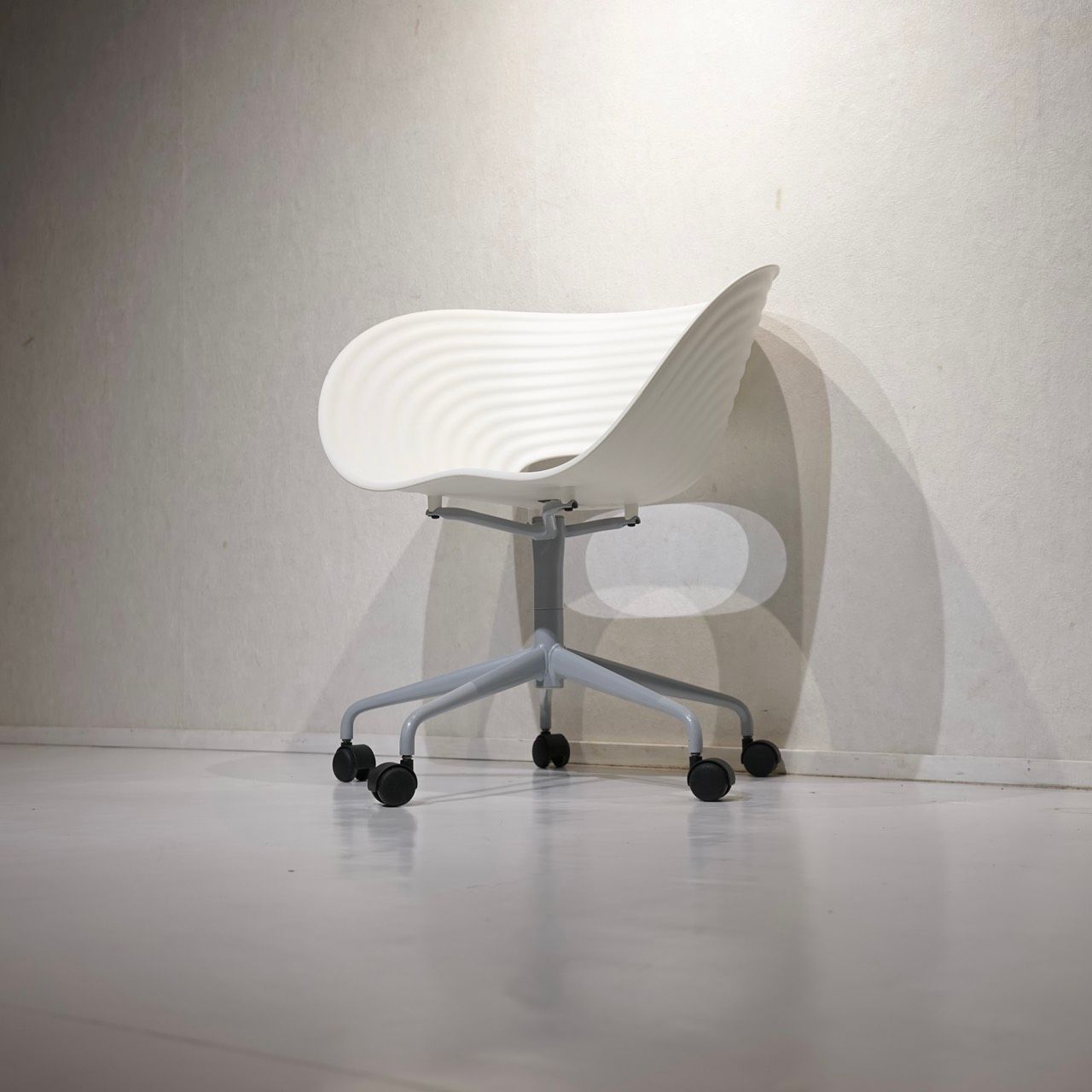 Vitra ヴィトラ Tom Roll トムロール デスクチェア ワークチェア キャスターチェア 椅子 チェア 樹脂座面 ホワイト モダン 北欧 ミニマル Vitra ヴィトラ Tom Roll トムロール デスクチェア ワークチェア キャスターチェア 椅子 チェア 樹脂座面 ホワイト モダン 北欧 ミニマル