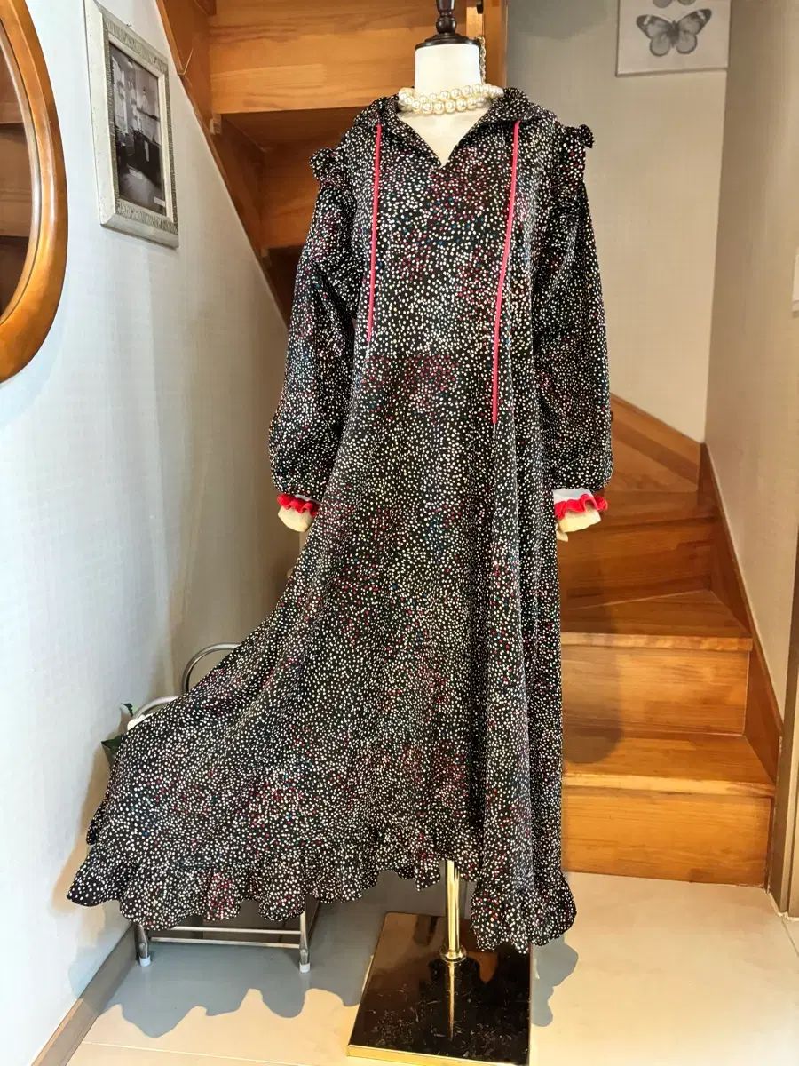 小花柄 ロング ONE PIECE WHO フリル 装飾 広幅 とてもボリューム感