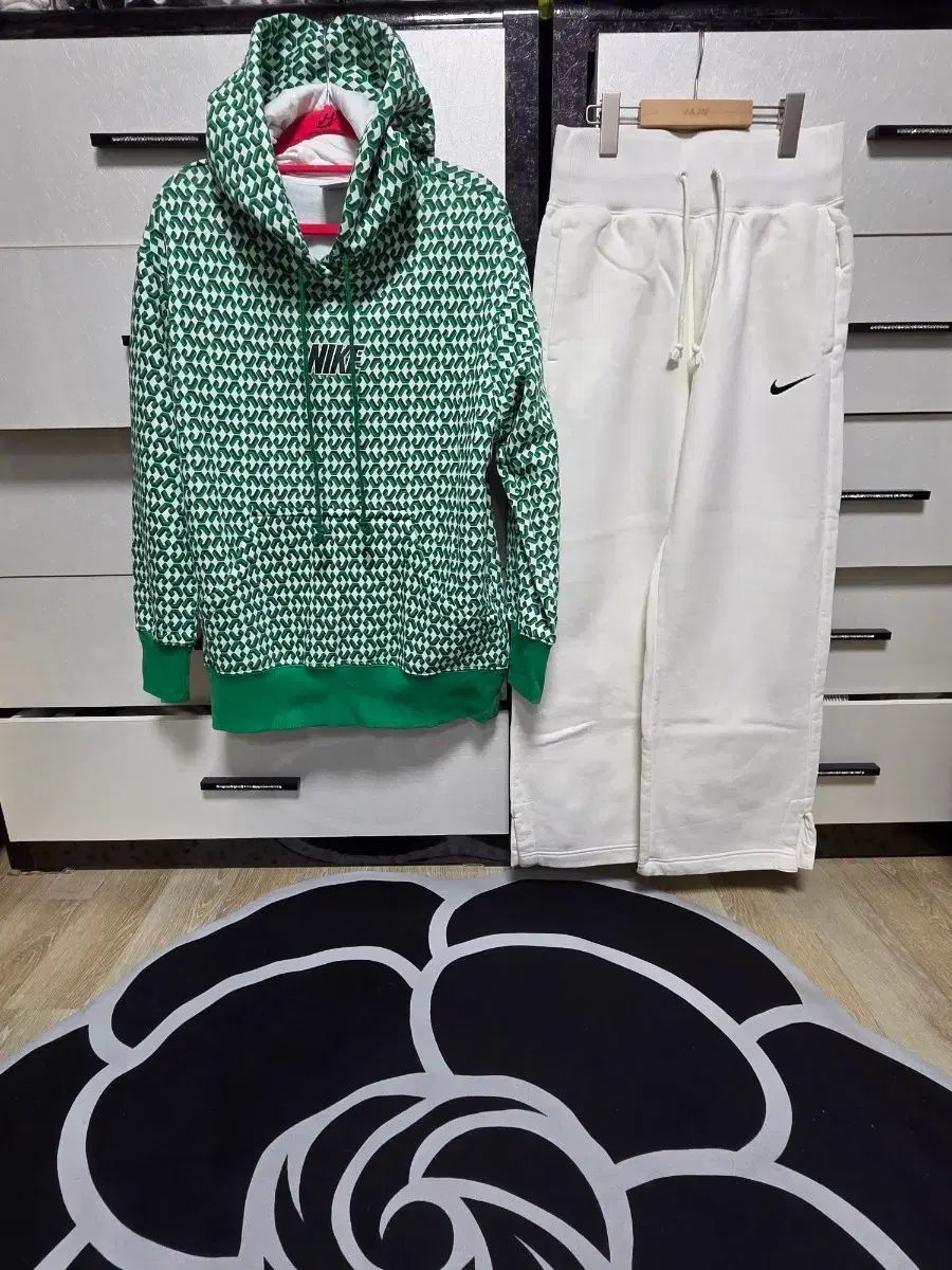 ナイキ パータン WHO Tシャツ + 白 トレーナー ズボン セット