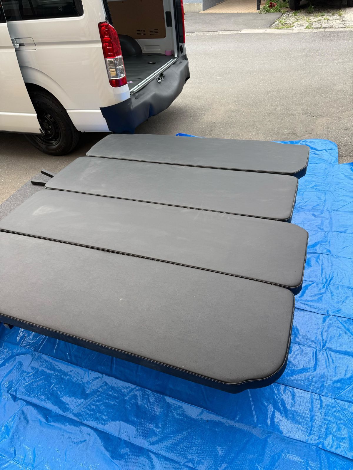 【引取限定】ハイエース ミドルワイド　ベッドキット　　リアヒーター装着車用　白ステッチ 新車外し（管理番号BM1）