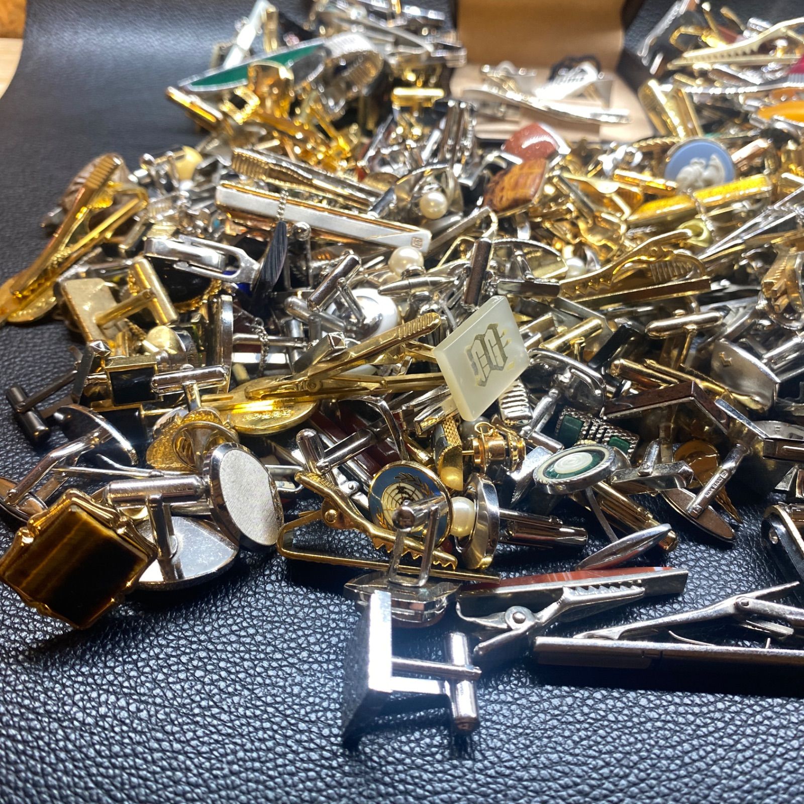 総重量約1.7kg　 ブランド含む ネクタイピン カフス ピンバッジ 大量まとめ アクセサリー カフリンクス シルバー系　ゴールド系　ジャンク①