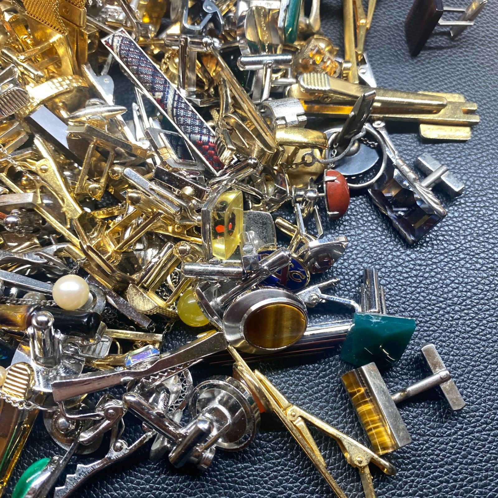 総重量約1.7kg　 ブランド含む ネクタイピン カフス ピンバッジ 大量まとめ アクセサリー カフリンクス シルバー系　ゴールド系　ジャンク①