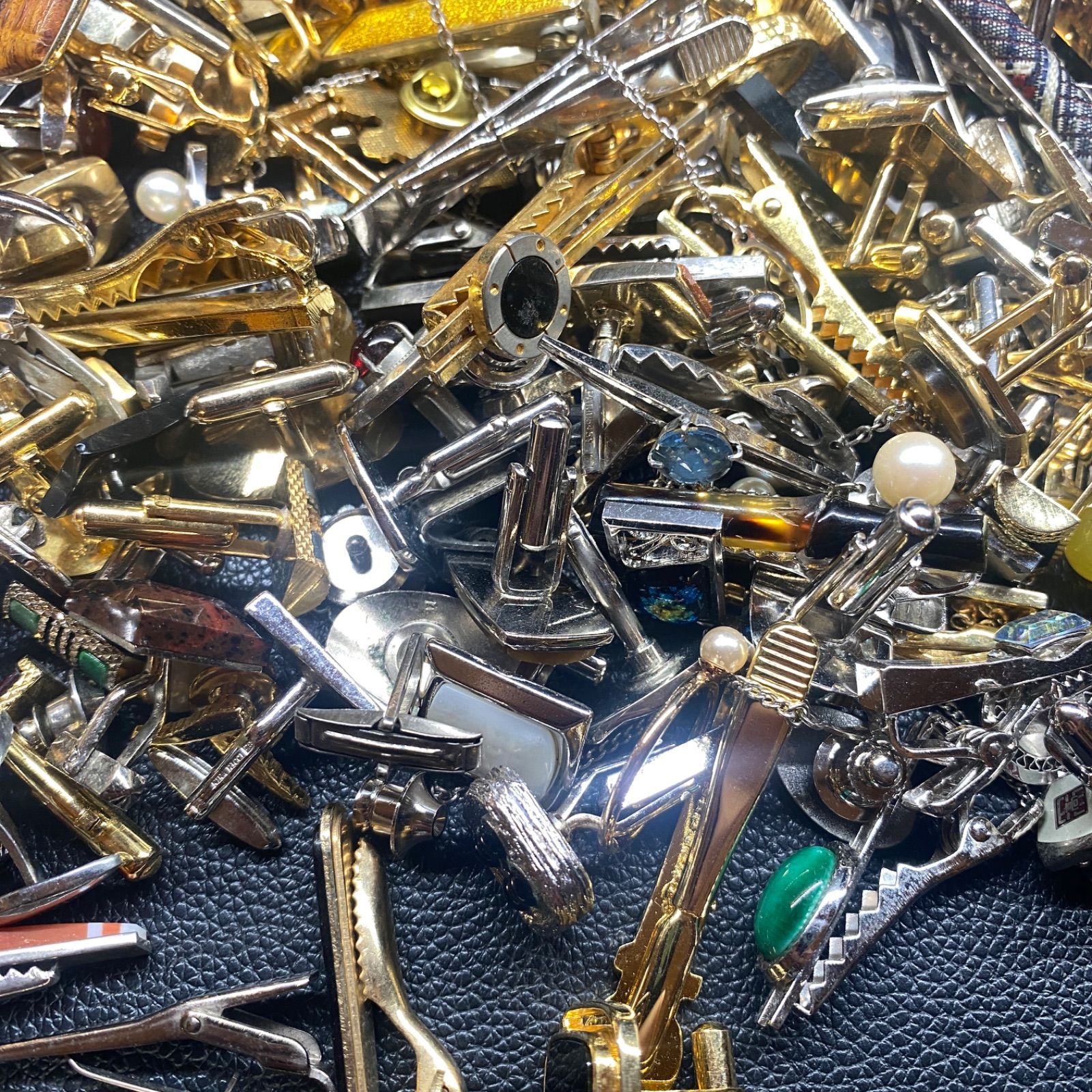 総重量約1.7kg　 ブランド含む ネクタイピン カフス ピンバッジ 大量まとめ アクセサリー カフリンクス シルバー系　ゴールド系　ジャンク①