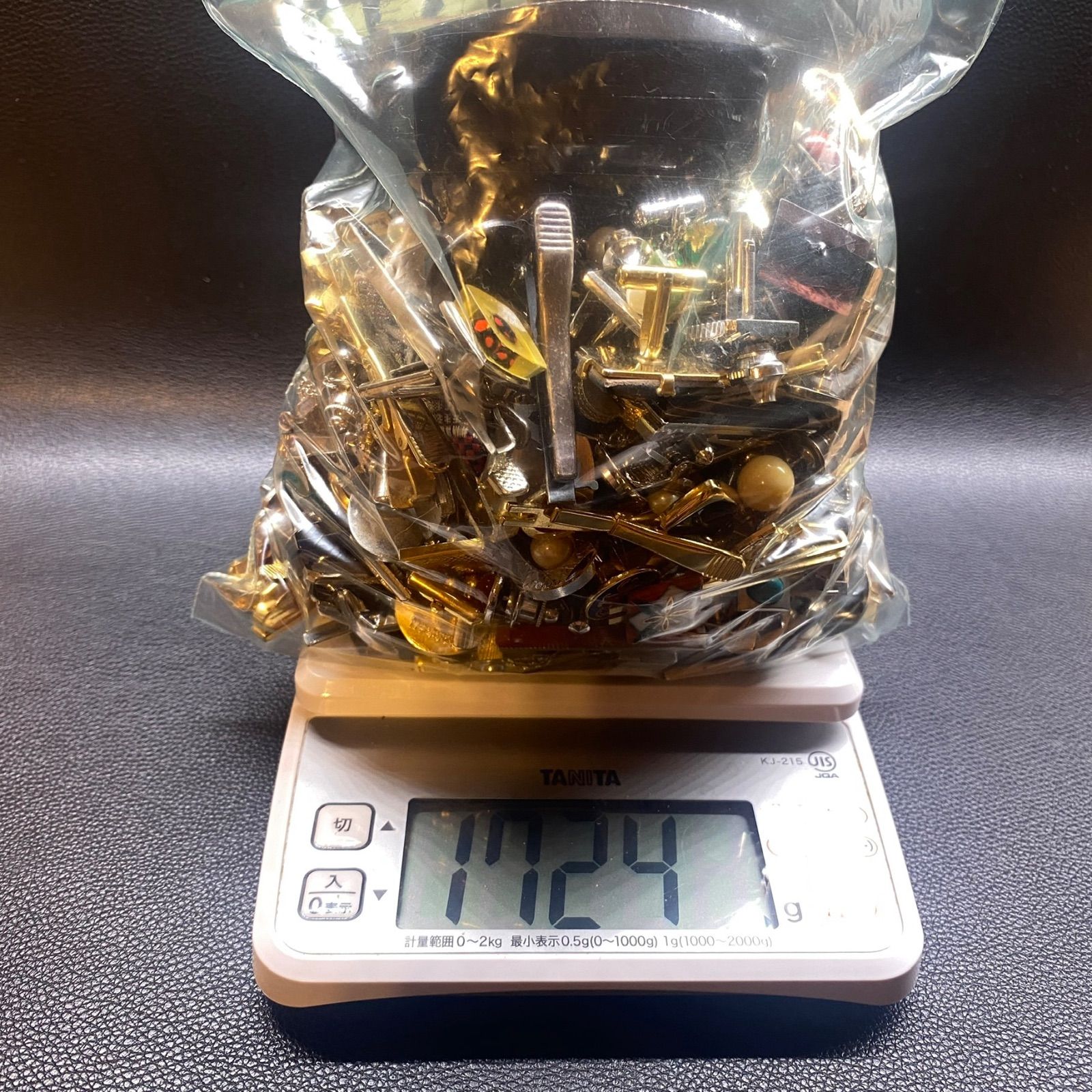 総重量約1.7kg　 ブランド含む ネクタイピン カフス ピンバッジ 大量まとめ アクセサリー カフリンクス シルバー系　ゴールド系　ジャンク①