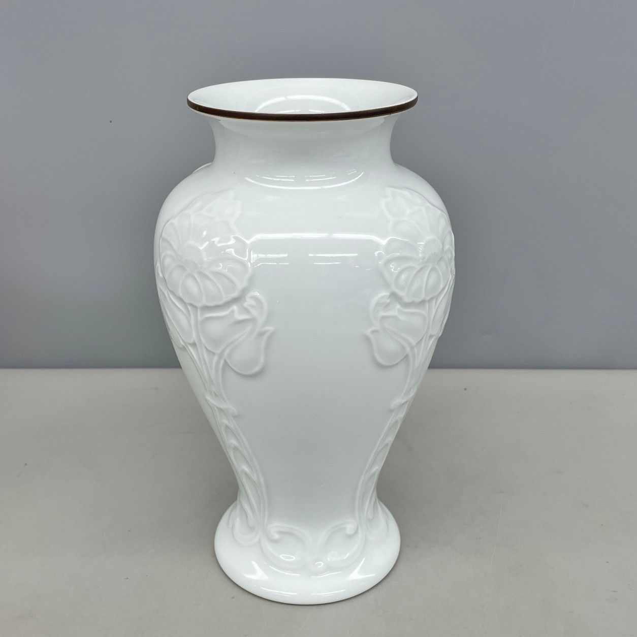 透白連花陽刻 花瓶 深川製磁 花器 箱付き 透白連花陽刻 花瓶 深川製磁 花器 箱付き - メルカリ