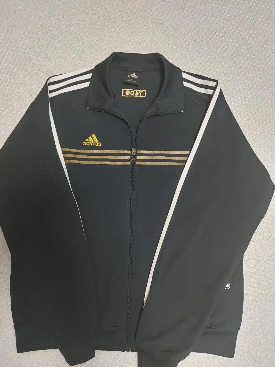 アディダス ジップアップ 出品