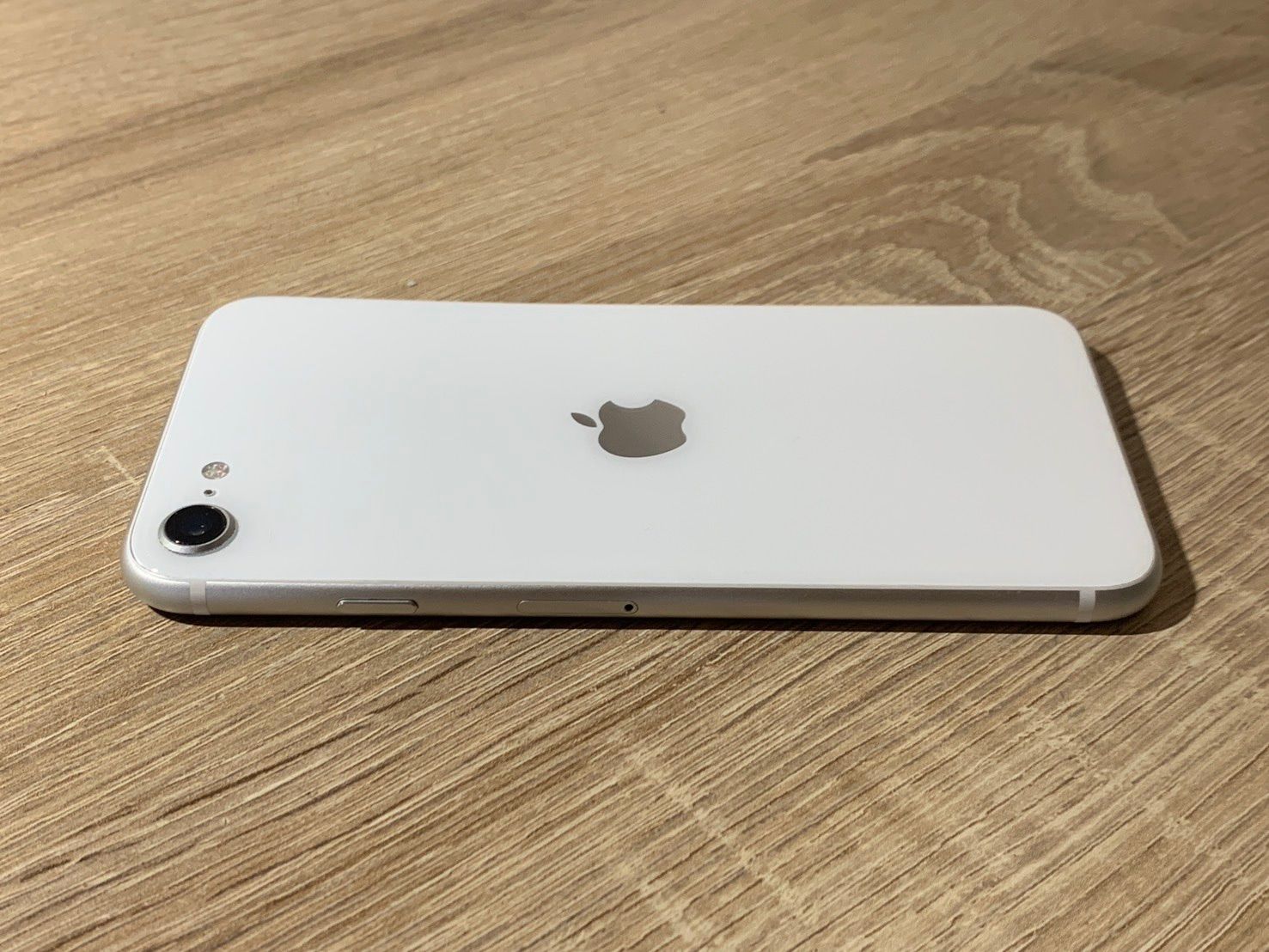 0555 iPhone SE 第二世代 64GB ホワイト 【ネ】 - メルカリ