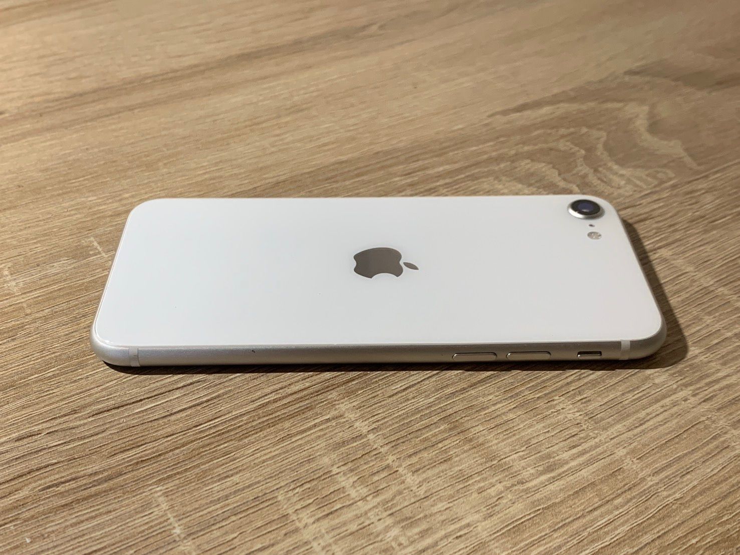Apple iPhone SE第二世代　64GB ホワイト 画面にひびあり 0555 iPhone SE 第二世代 64GB ホワイト 【ネ】 - メルカリ