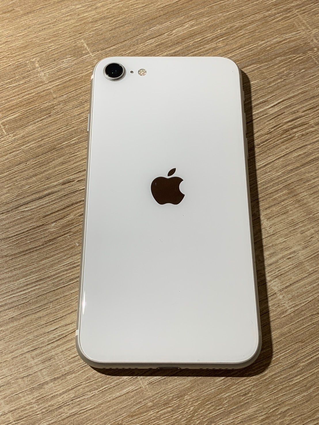 Apple iPhone SE第二世代　64GB ホワイト 画面にひびあり 0555 iPhone SE 第二世代 64GB ホワイト 【ネ】 - メルカリ