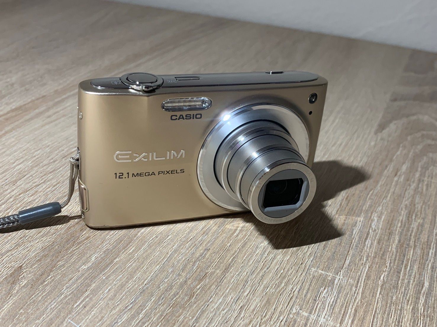 0461 Casio EXILIM EX-Z400 ゴールド デジカメ 動作確認済み 【ネ
