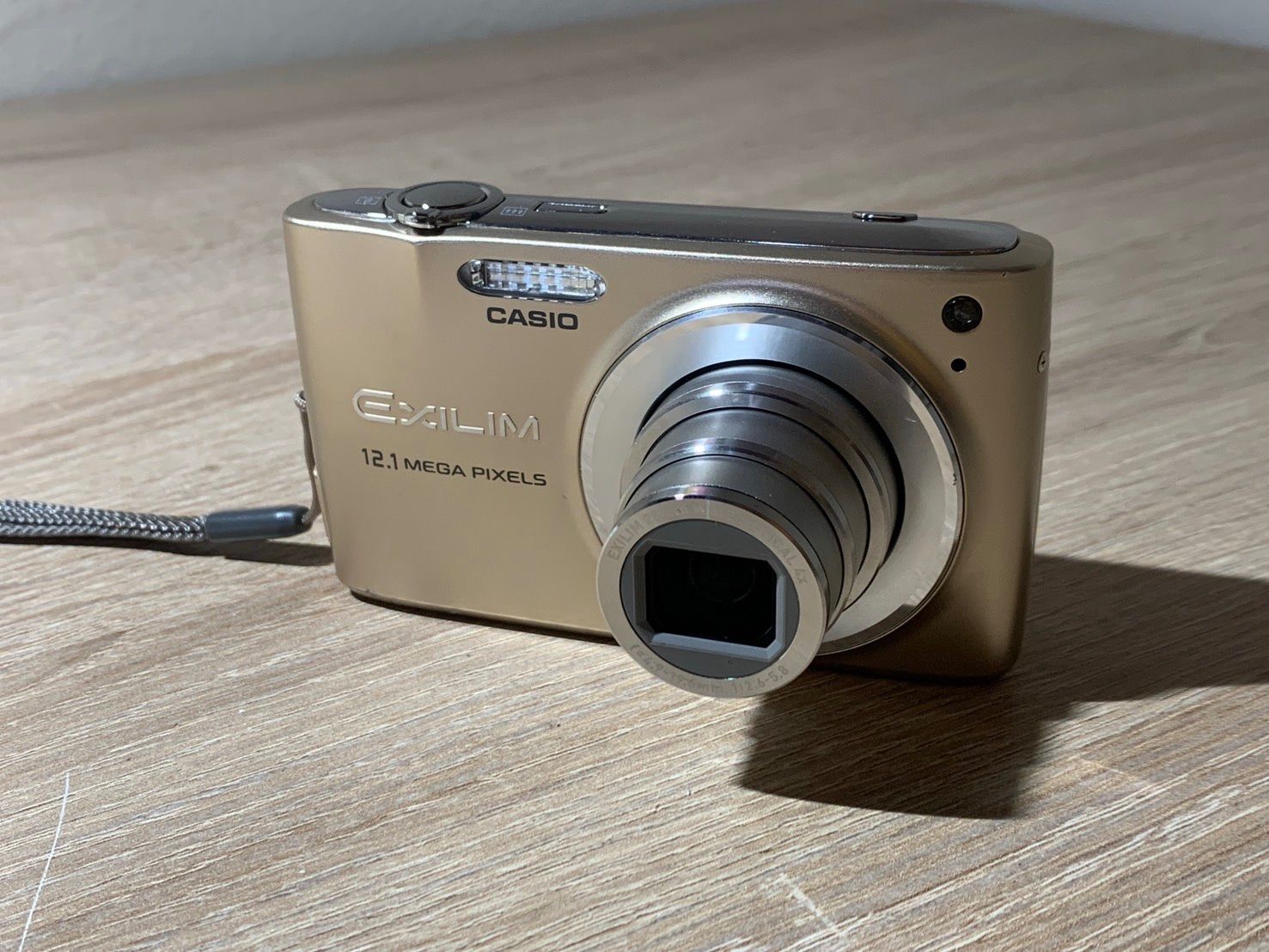 0461 Casio EXILIM EX-Z400 ゴールド デジカメ 動作確認済み 【ネ