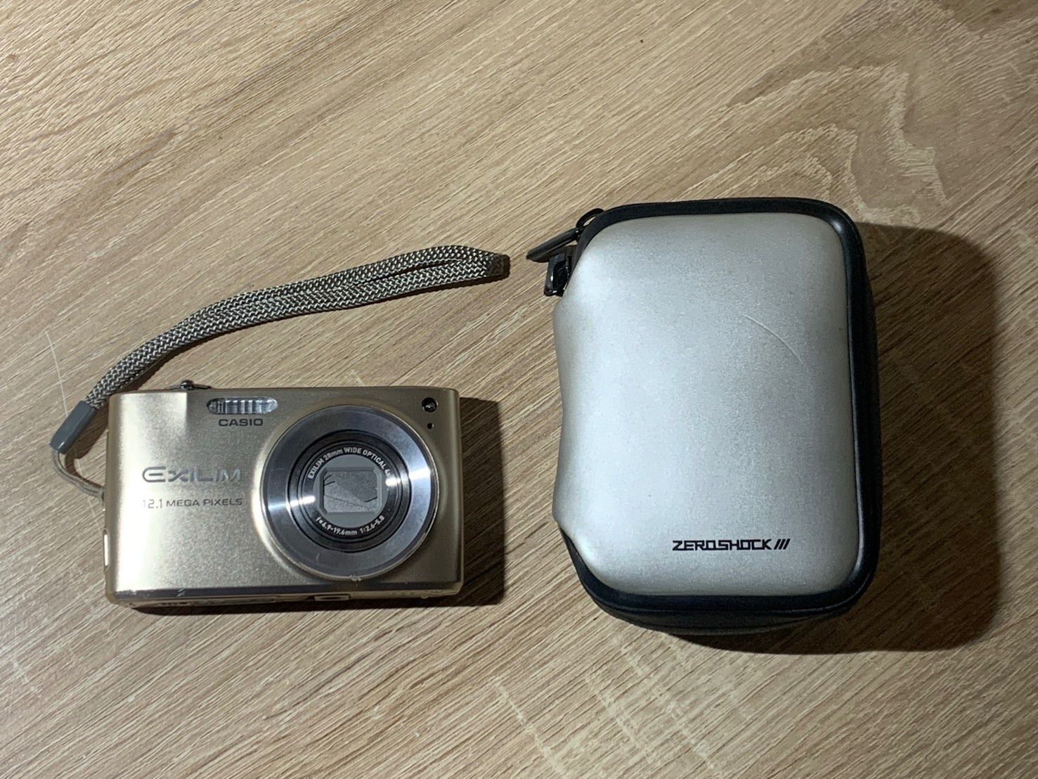 0461 Casio EXILIM EX-Z400 ゴールド デジカメ 動作確認済み 【ネ