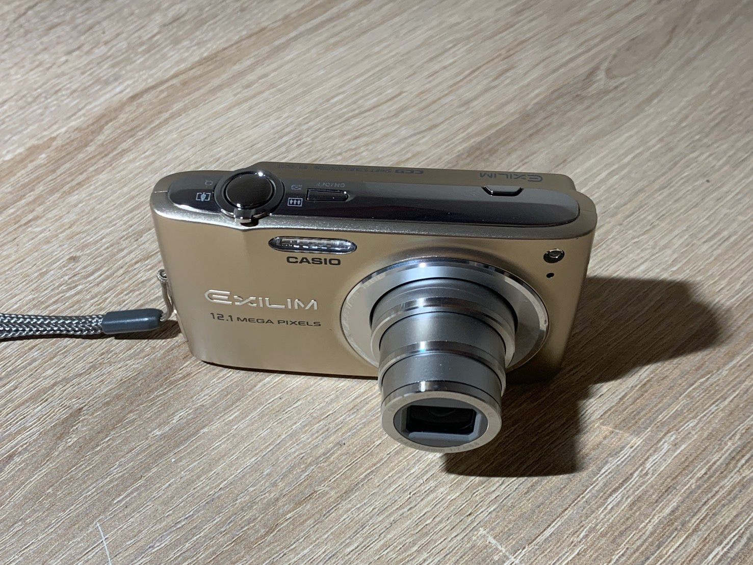 0461 Casio EXILIM EX-Z400 ゴールド デジカメ 動作確認済み 【ネ