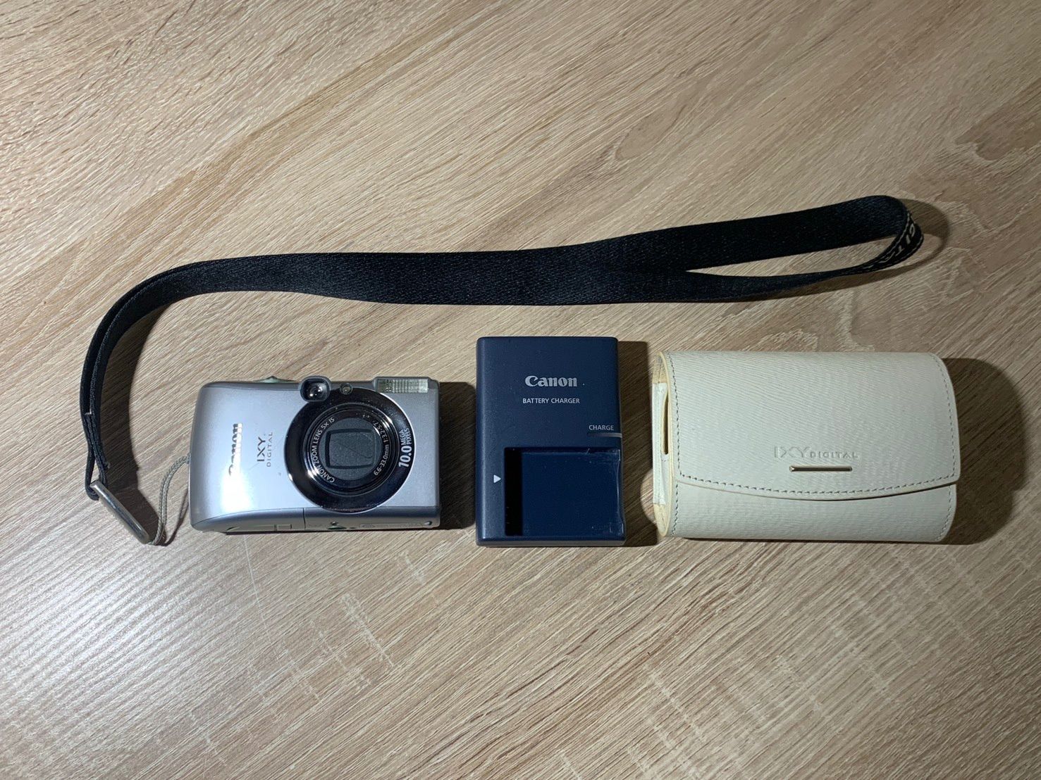 0485 Canon IXY DIGITAL 820 IS シルバー デジカメ 動作確認済み 美品 【コ】