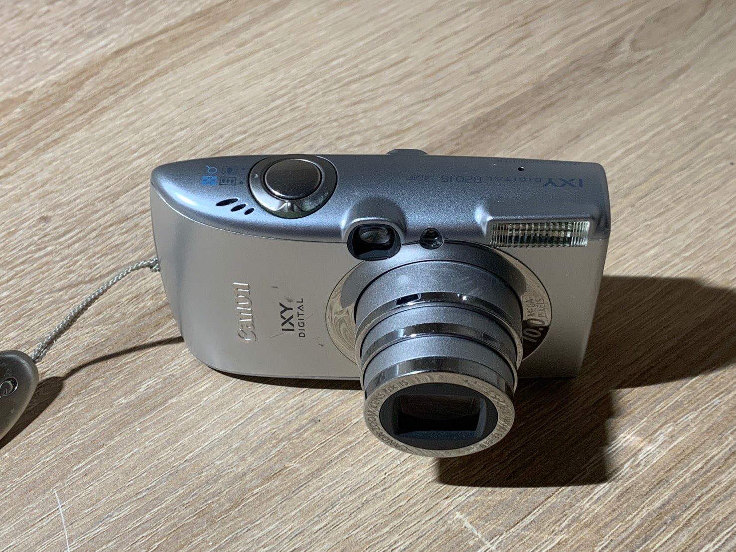 0485 Canon IXY DIGITAL 820 IS シルバー デジカメ 動作確認済み 美品 【コ】