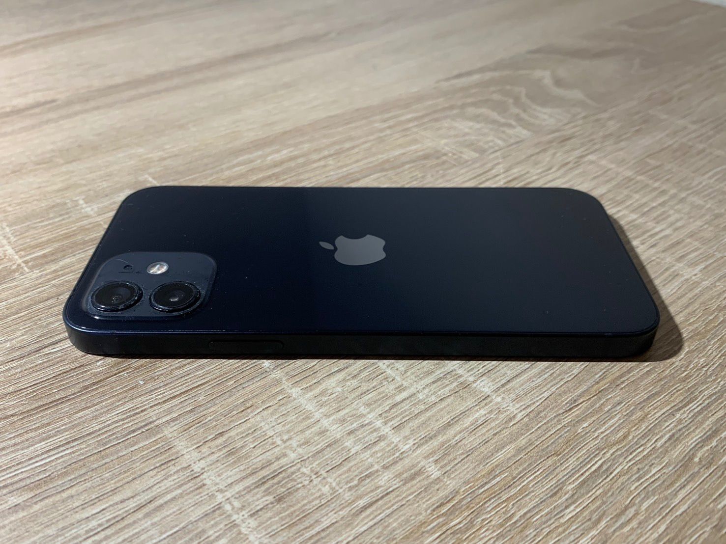 0586 iPhone 12 64GB ブラック 動作確認済み 美品【ネ】