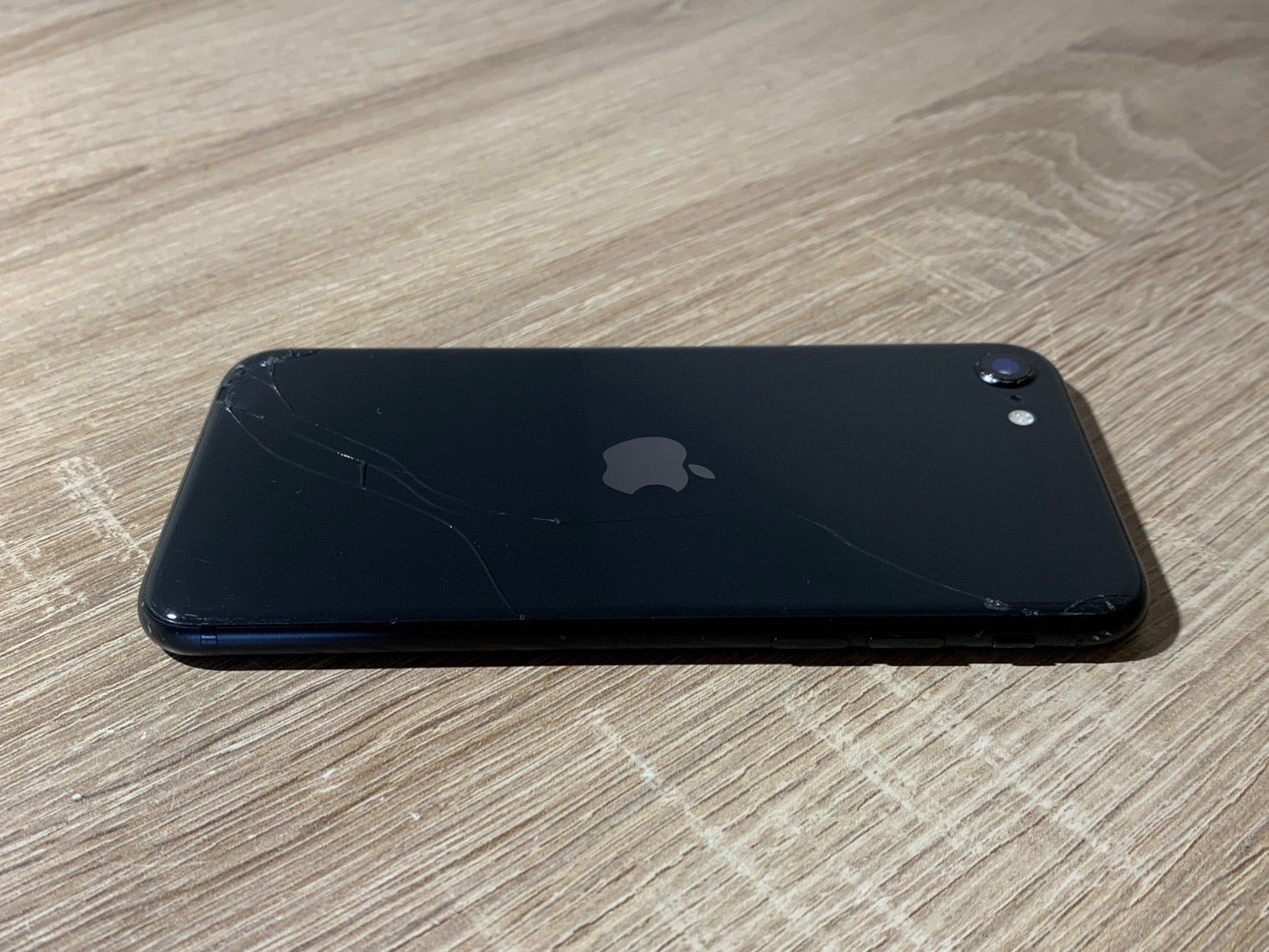 0588 iPhone SE 第二世代 64GB やや訳アリ【ネ】 - メルカリ