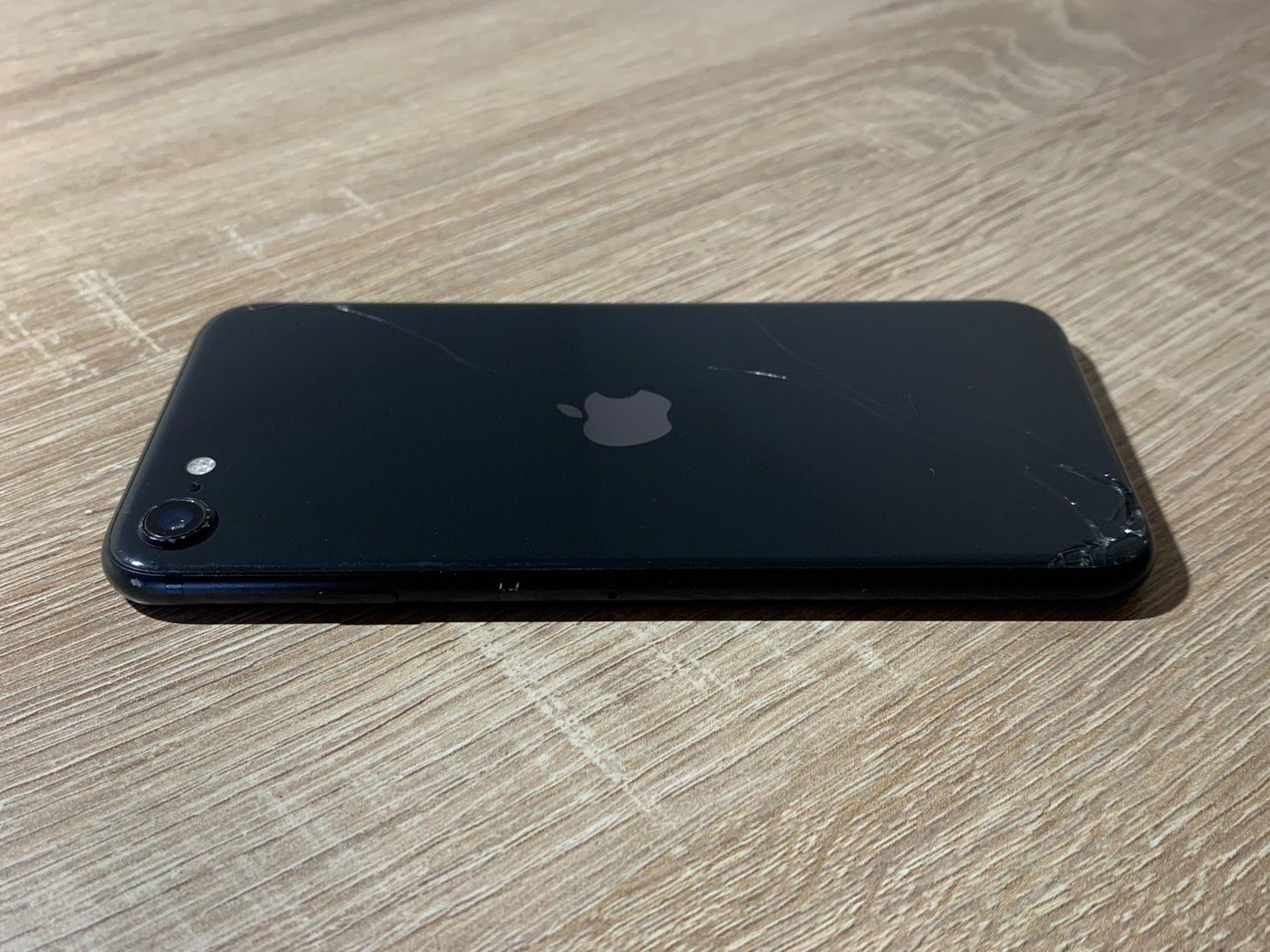 0588 iPhone SE 第二世代 64GB やや訳アリ【ネ】 - メルカリ