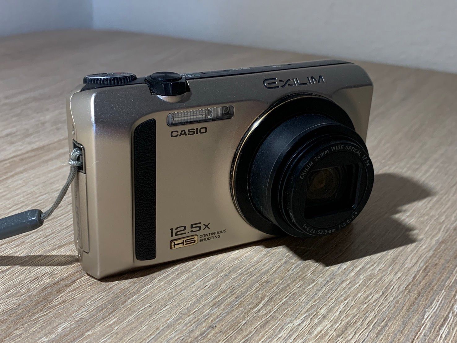 【ジャンク品】CASIO EXILIM EX-ZR300 0578 Casio EXILIM EX-ZR300 ゴールド デジカメ ジャンク品 【ネ