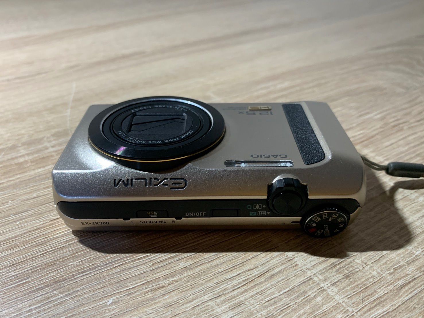 【ジャンク品】CASIO EXILIM EX-ZR300 0578 Casio EXILIM EX-ZR300 ゴールド デジカメ ジャンク品 【ネ