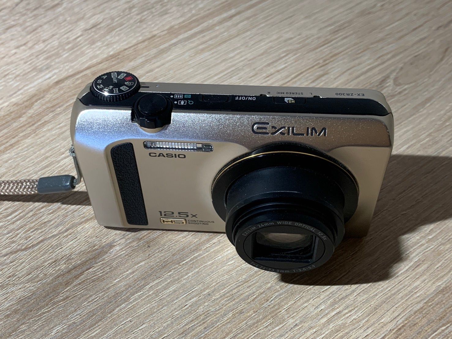 0578 Casio EXILIM EX-ZR300 ゴールド デジカメ ジャンク品 【ネ