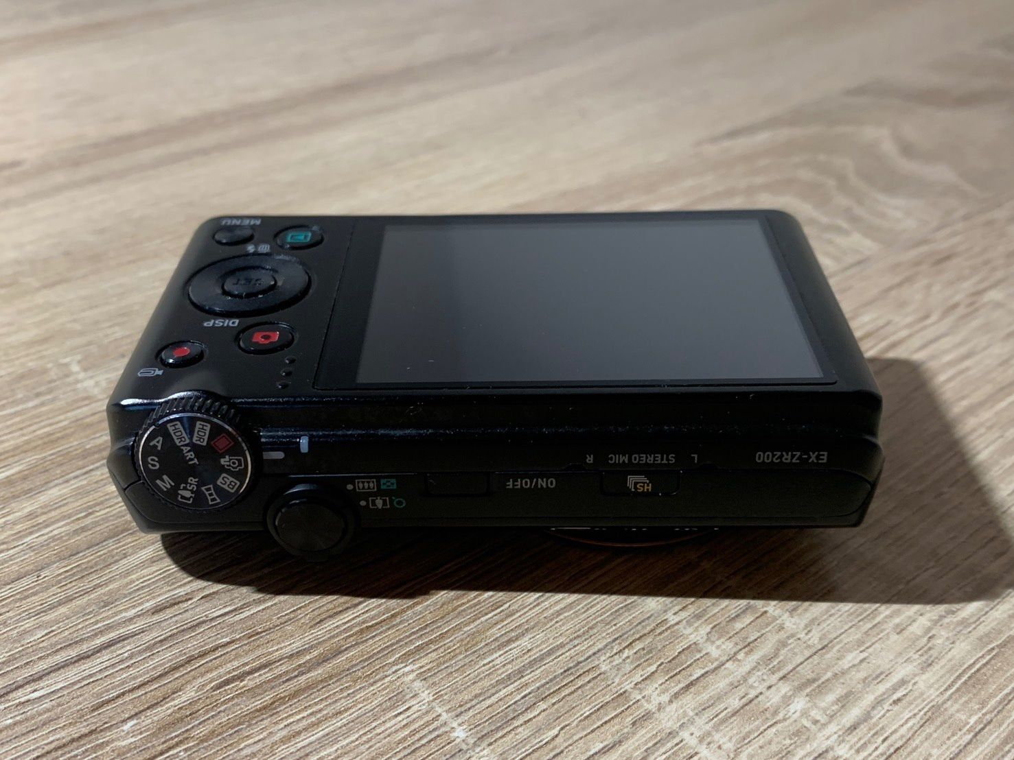 0557 Casio EXILIM EX-ZR200 ブラック デジカメ ジャンク品 【コ