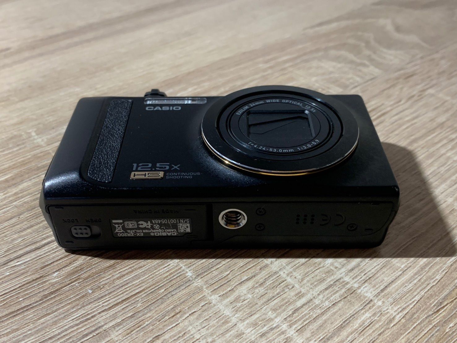 0557 Casio EXILIM EX-ZR200 ブラック デジカメ ジャンク品 【コ