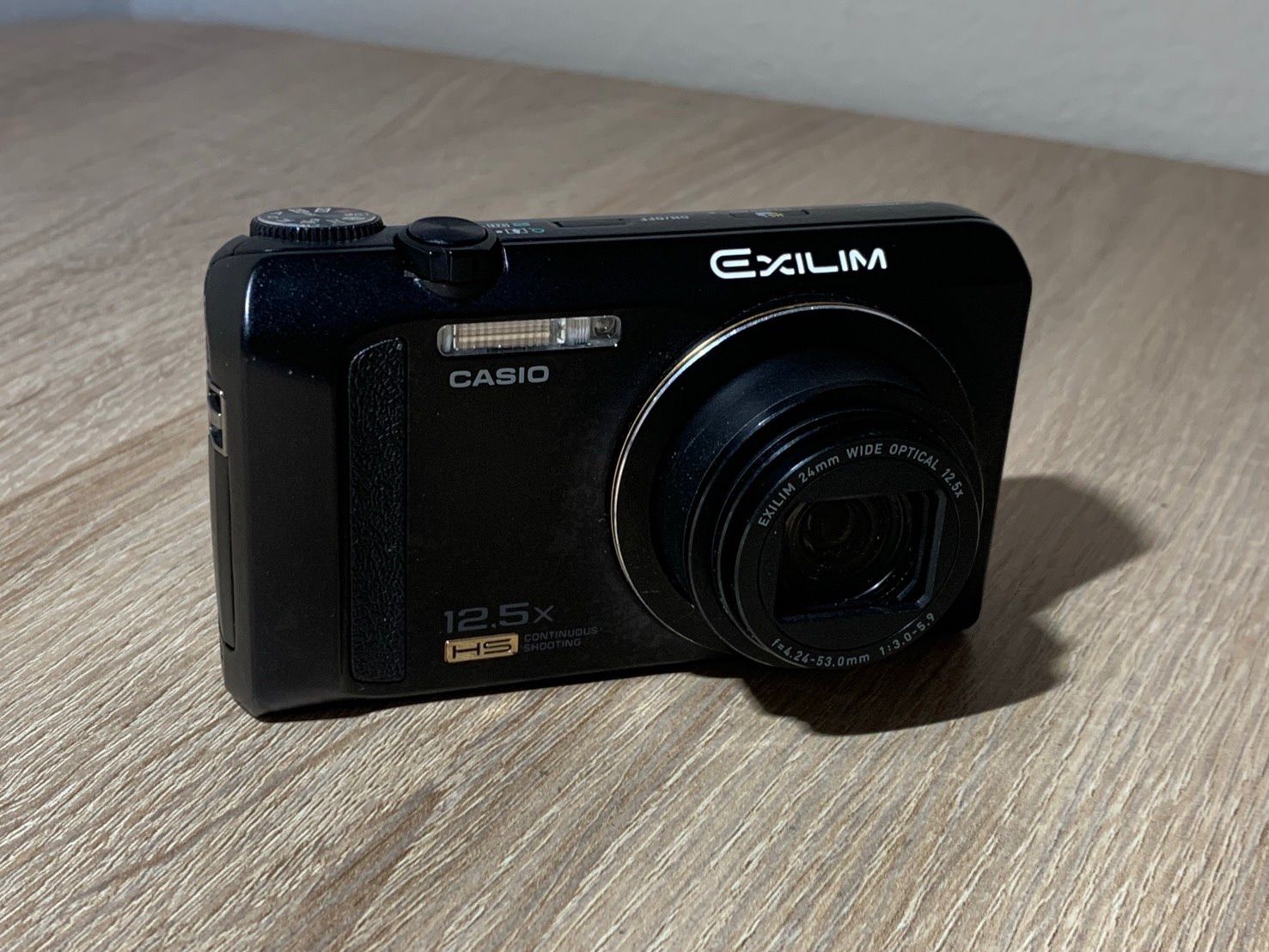0557 Casio EXILIM EX-ZR200 ブラック デジカメ ジャンク品 【コ