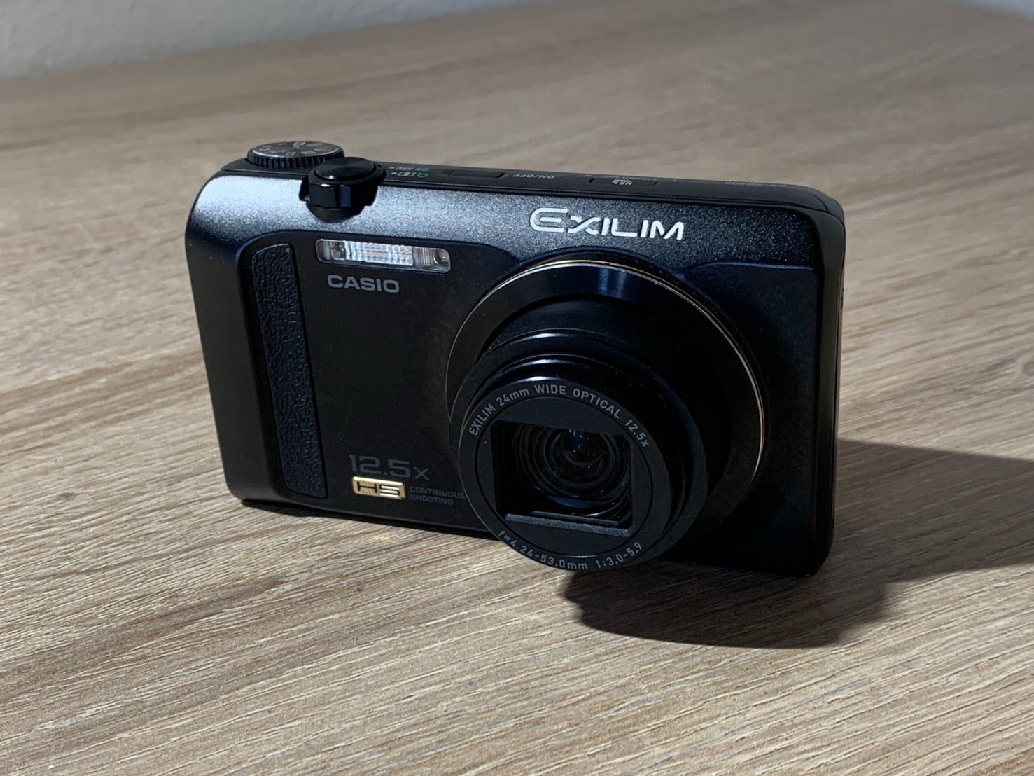 0557 Casio EXILIM EX-ZR200 ブラック デジカメ ジャンク品 【コ