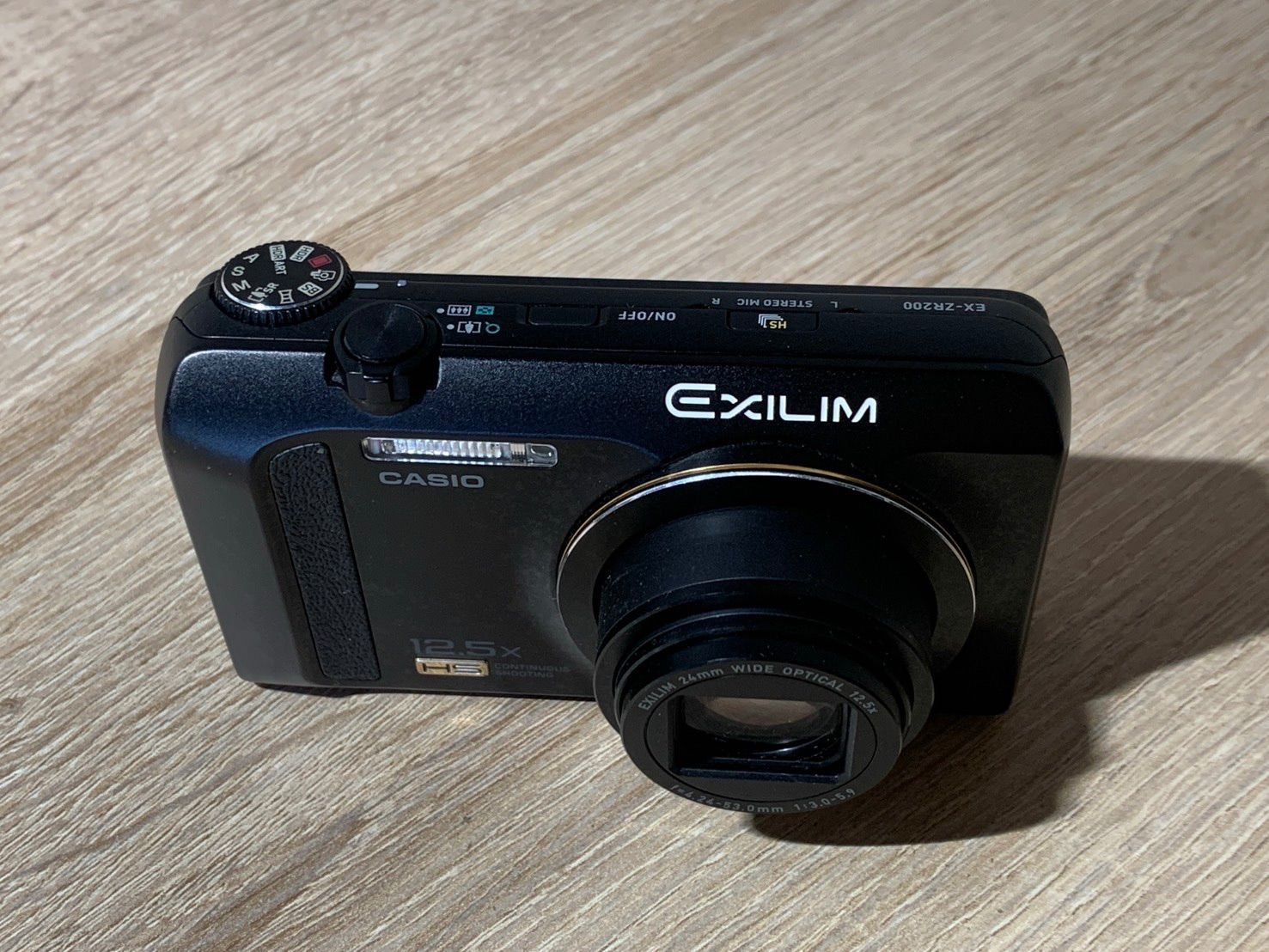 ジャンク品カシオ CASIO EXILIM EX-ZR200 コンテジ 0557 Casio EXILIM EX-ZR200 ブラック デジカメ ジャンク品 【コ