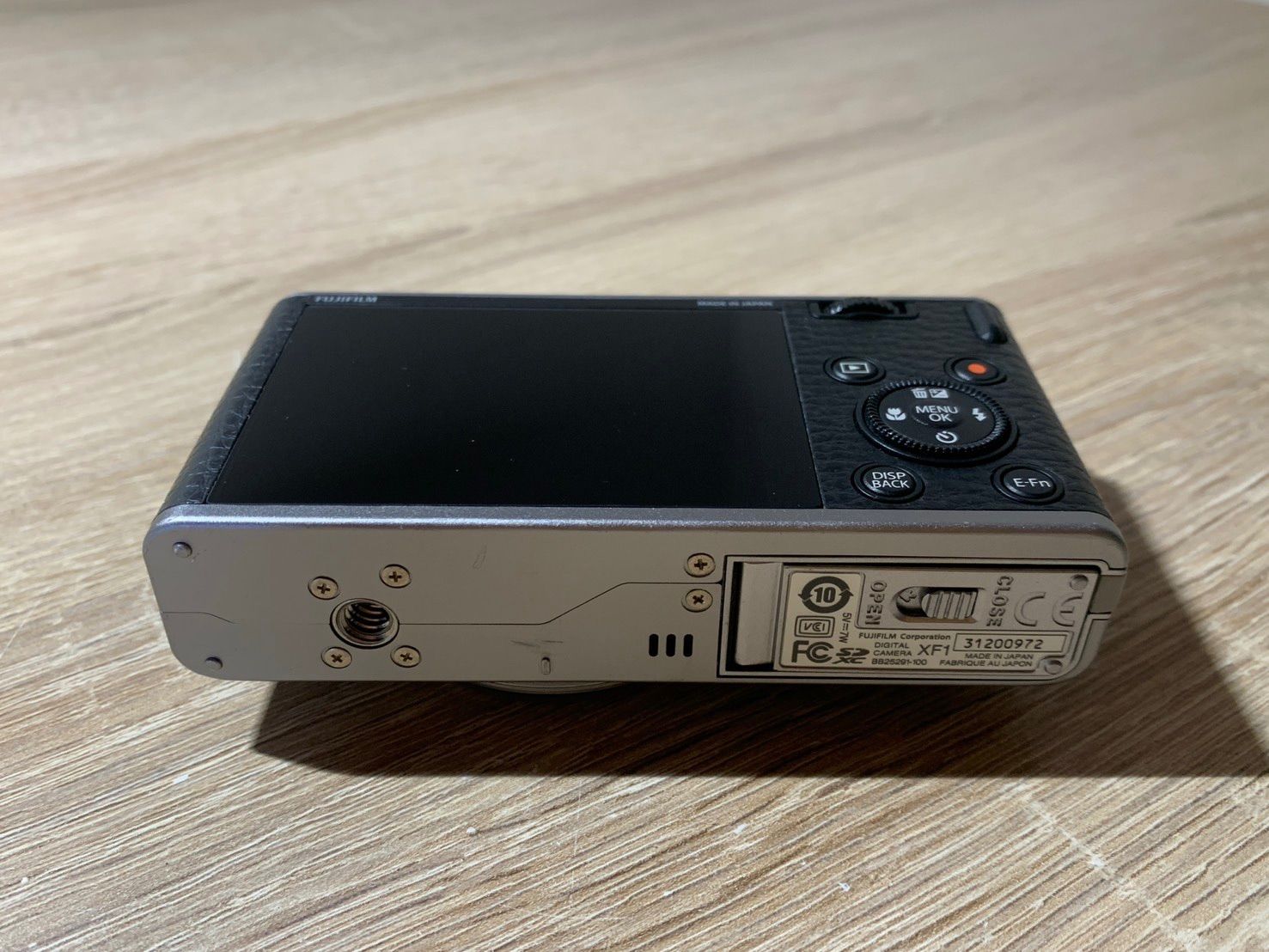 0582 FUJIFILM XF1 シルバー ブラック デジカメ ジャンク品 【コ 