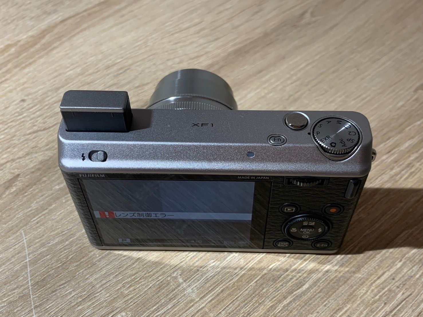 0582 FUJIFILM XF1 シルバー ブラック デジカメ ジャンク品 【コ 