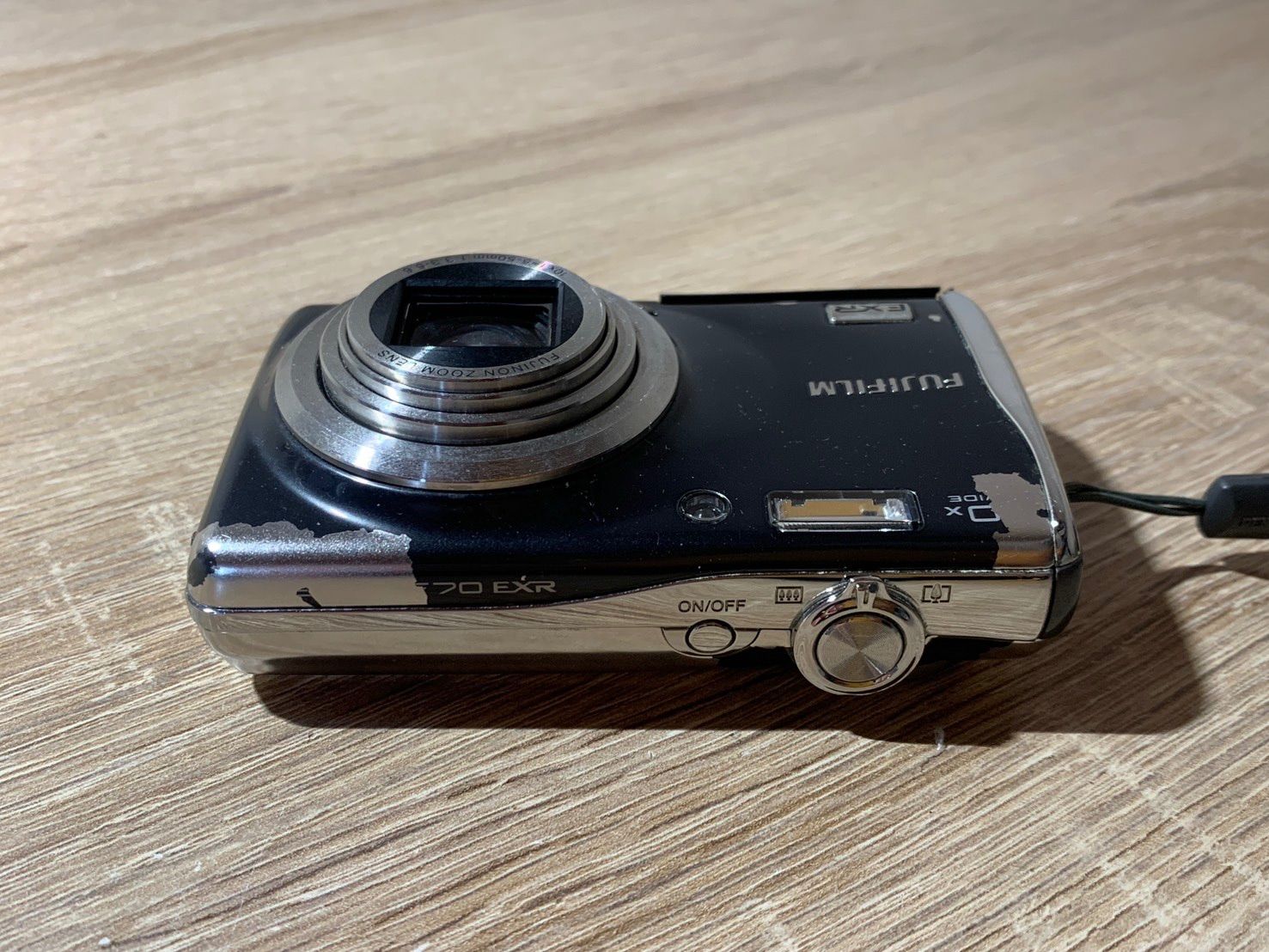 0504 FUJIFILM FINEPIX F70EXR ブラック デジカメ ジャンク品 【ネ