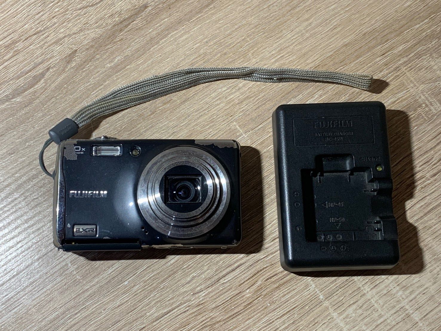 0504 FUJIFILM FINEPIX F70EXR ブラック デジカメ ジャンク品 【ネ