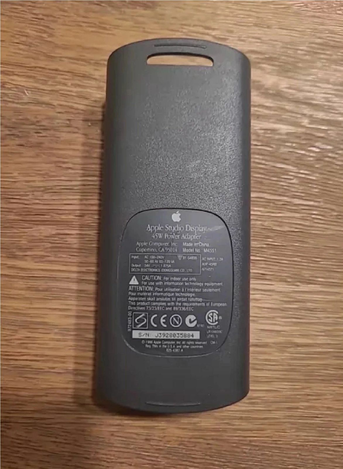 【PSE認証済み】アップル Apple スタジオ ディスプレイ 15インチ 45W 24V 1.875A 電源アダプタ M4551 M7613 922-4166 B&WのStudio Display