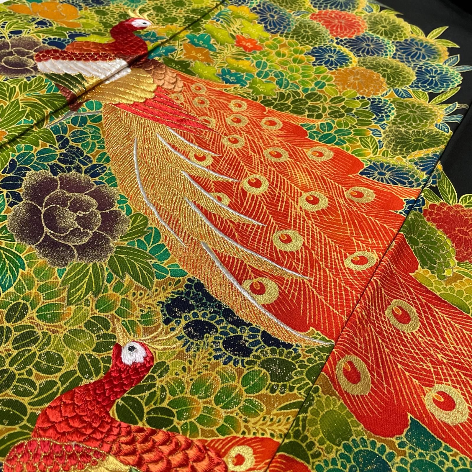 黒留袖 裄66.5 豪華刺繍の孔雀 美しい花模様の染め 着物 正絹 五つ紋 X-1638