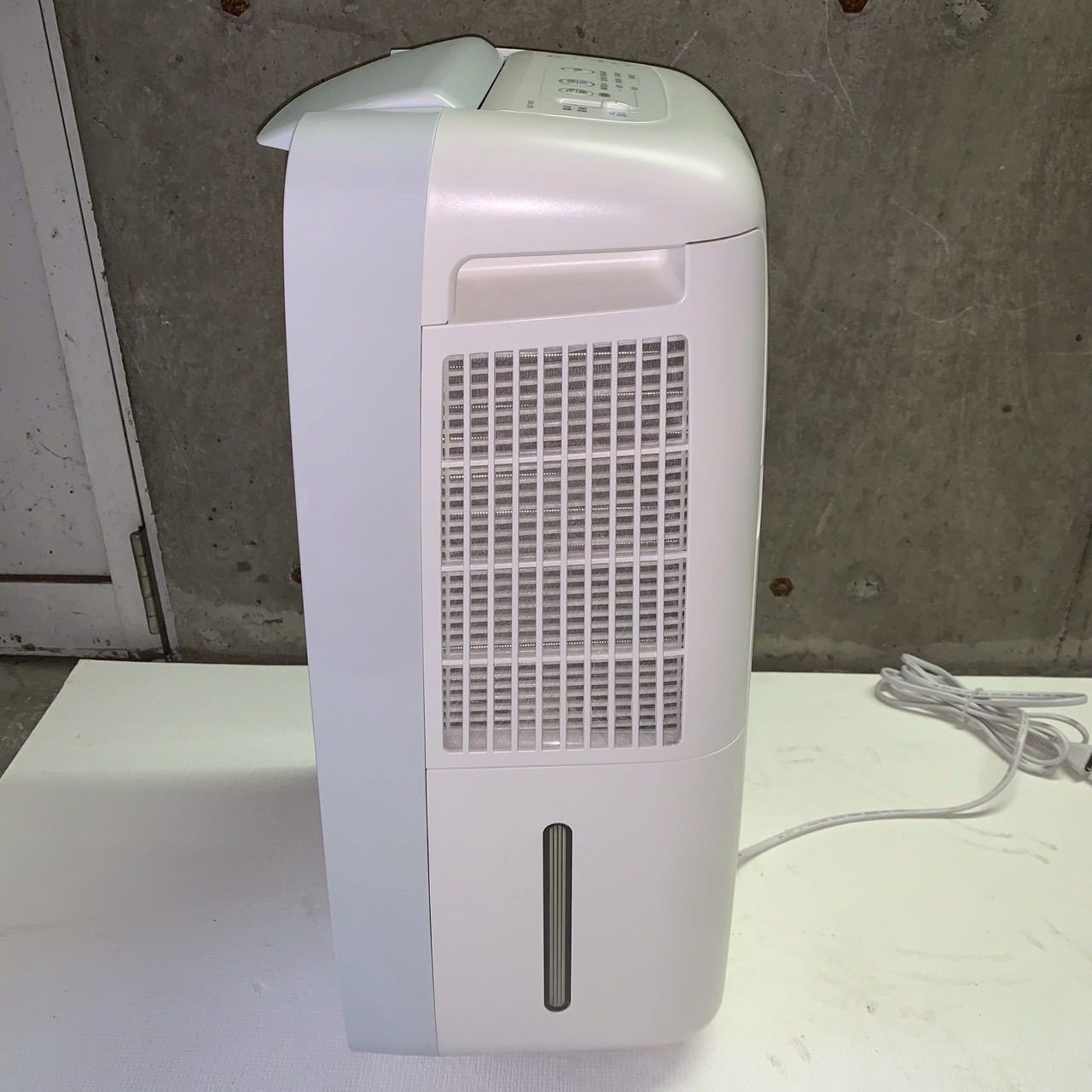 ほぼ未使用 SHARP CM-L100-W 除湿機 冷風 衣類乾燥 ほぼ未使用 SHARP