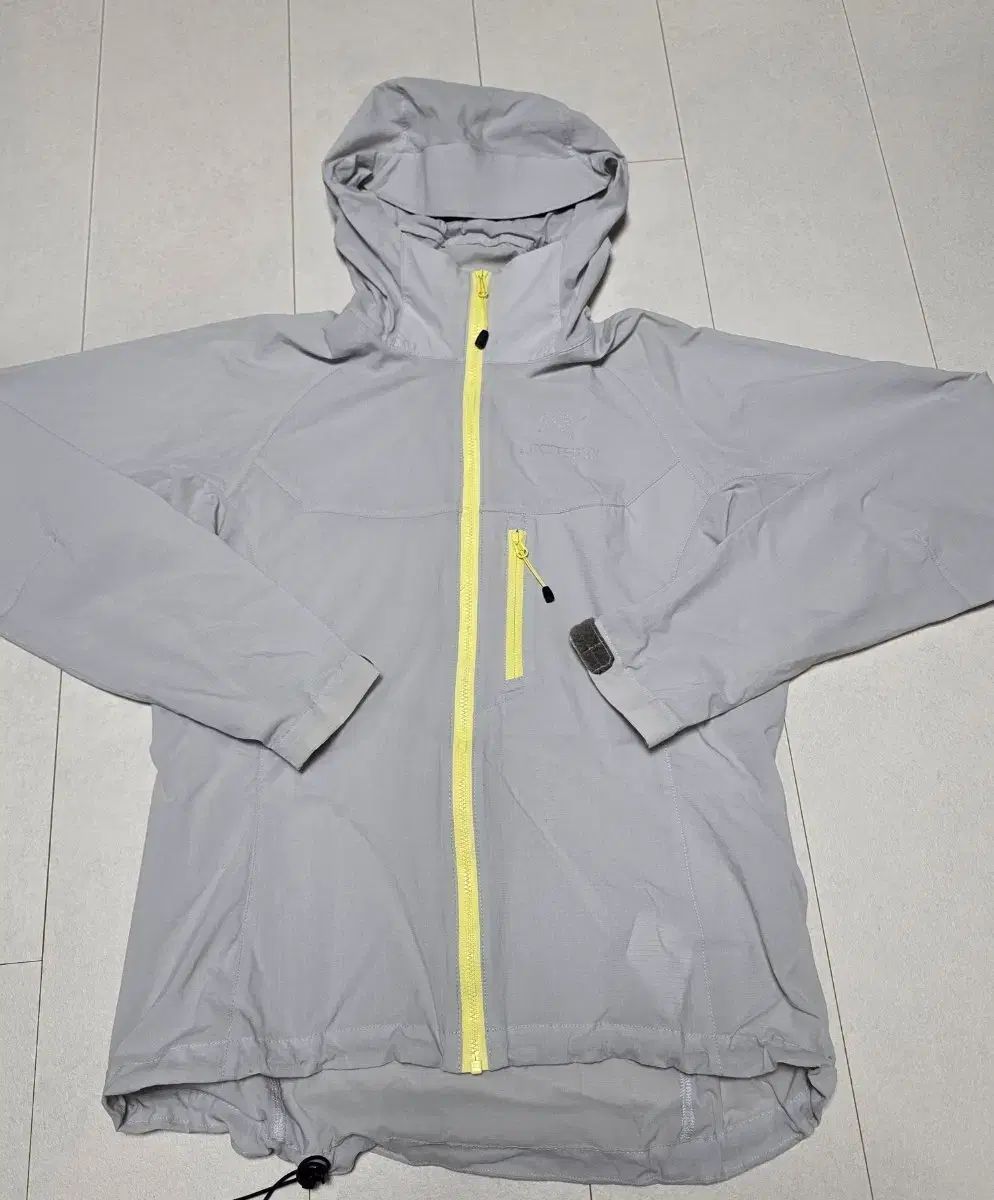 ARC'TERYX アークテリクス 軽量 ウィンドブレーカー グレー スコーミッシュ フーディー グレー S レディース