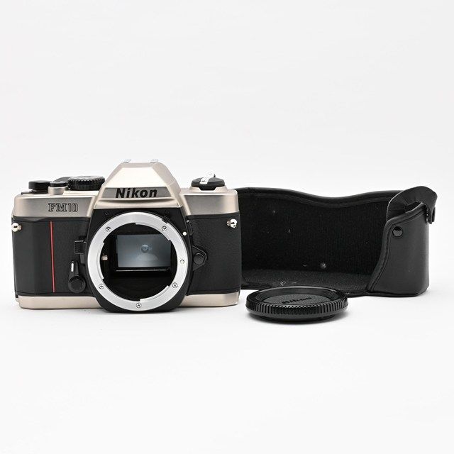 ＜美品＞ Nikon FM10 ボディ｜フィルム一眼レフカメラ｜マニュアル操作対応｜クラシックデザイン｜動作良好｜外観非常に綺麗｜専用レザーケース付属｜実用性も良好