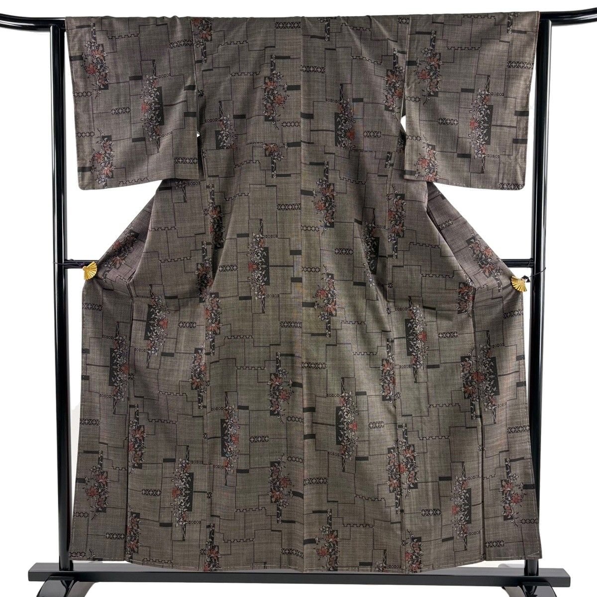 紬 身丈157cm 裄丈64cm M 袷 草花 幾何学 焦茶色 正絹 秀品 【中古】