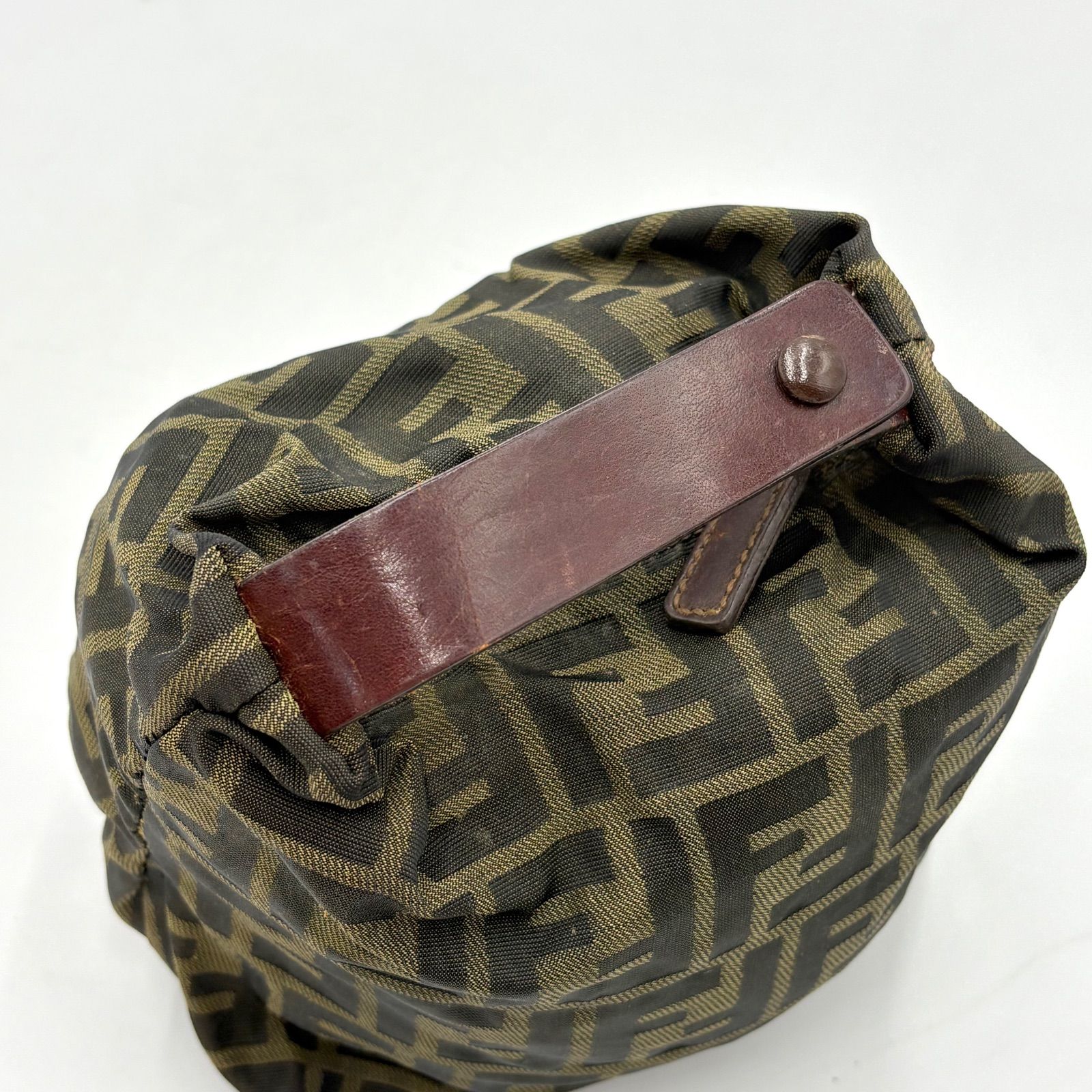 FENDI フェンディ ズッカ 総柄 バニティバッグ ポーチ FF金具 FENDI フェンディ ズッカ柄 アクセサリーポーチ ハンドバッグ バニティ