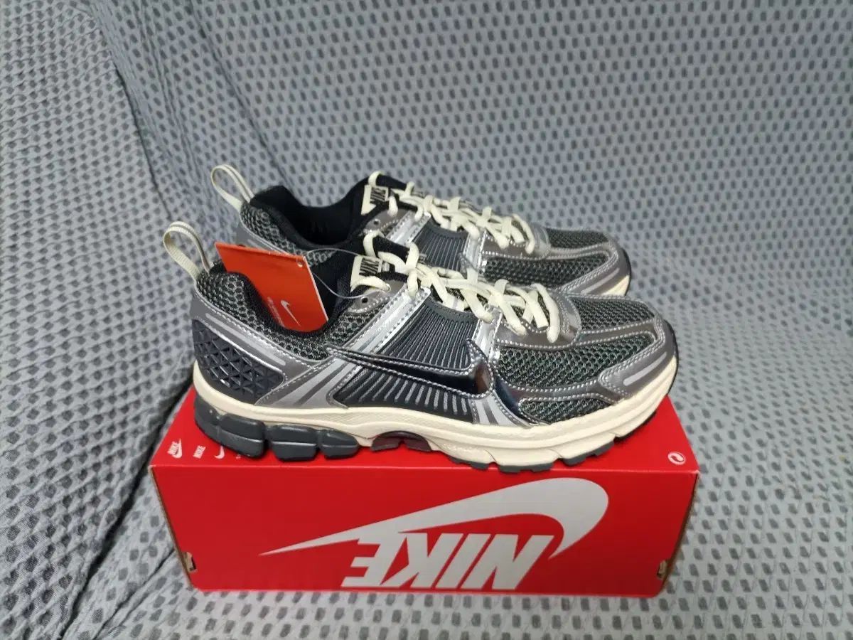 (新品)ナイキ ボメロ5 250