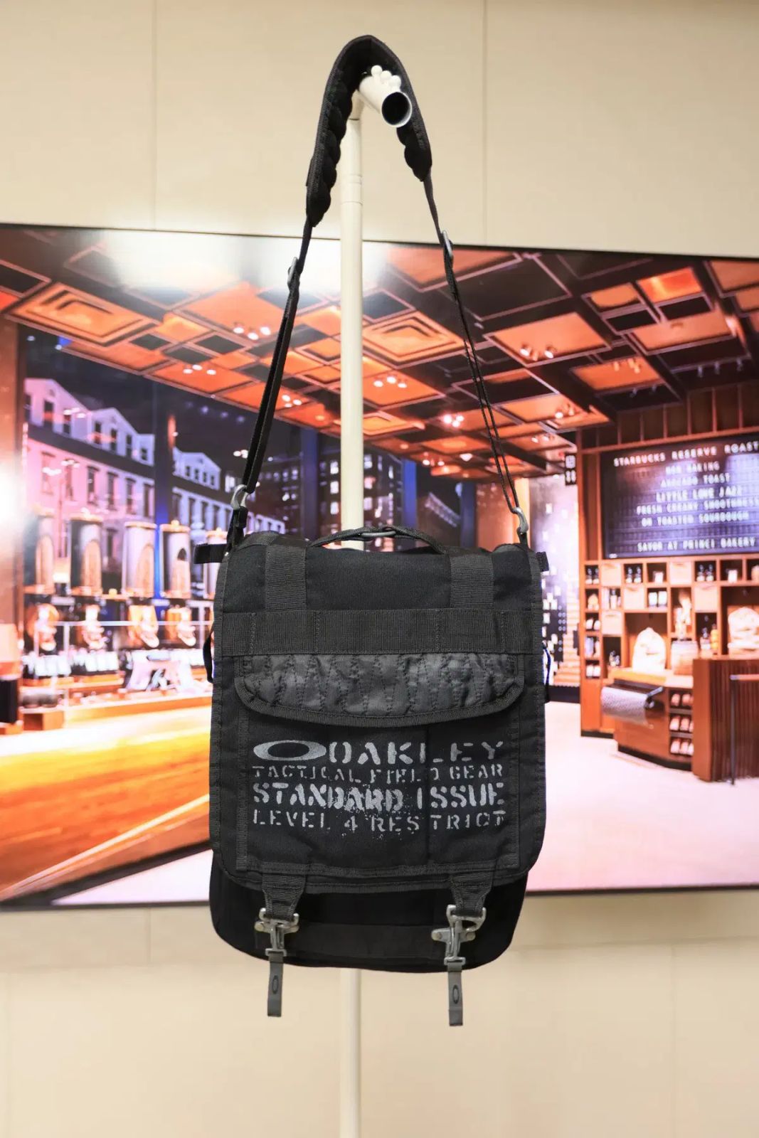 黒いバッグ一つでコーデを済ますオークリー メッセンジャー